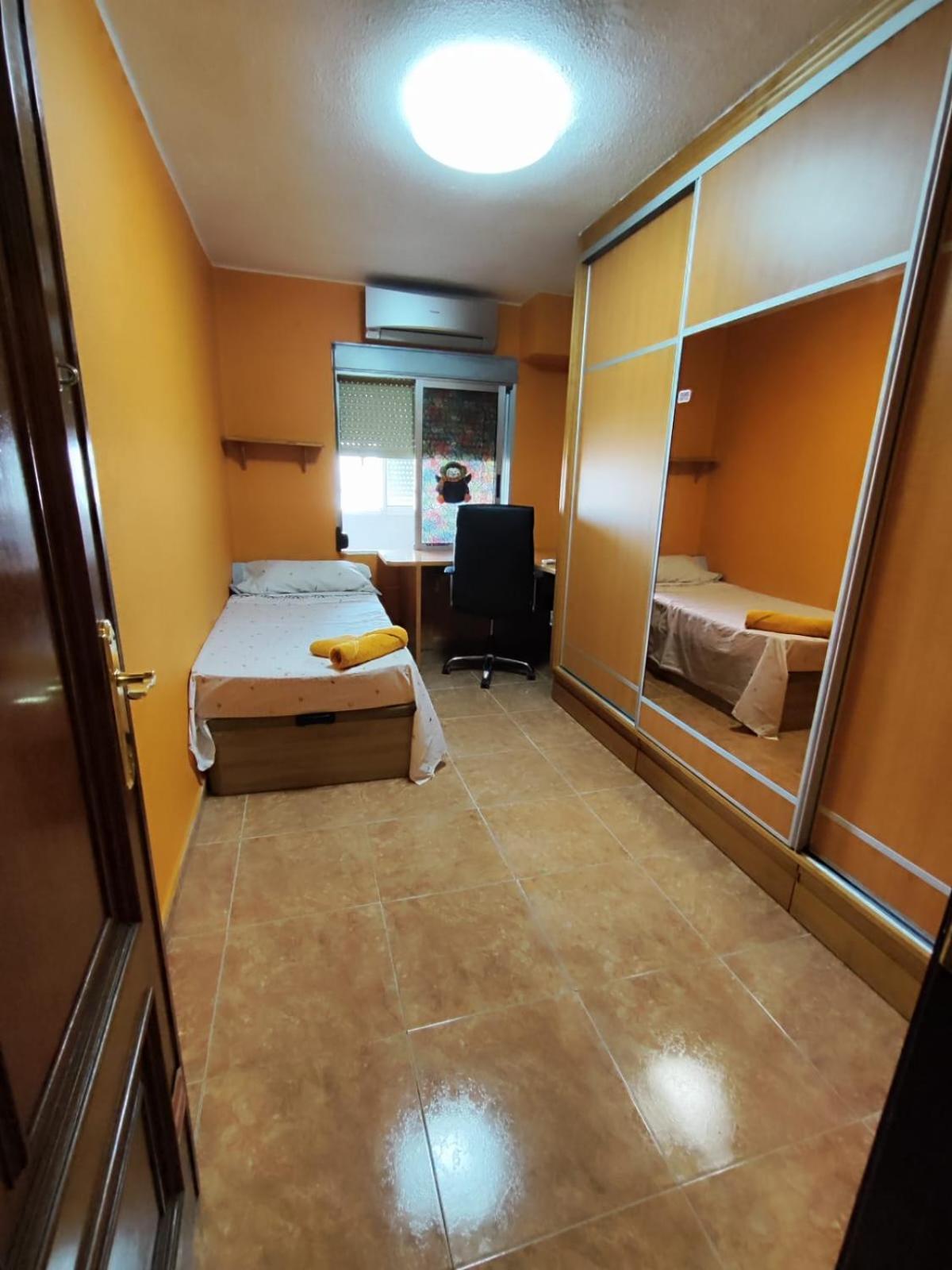 Valencia Avenida Del Puerto Private Rooms Bagian luar foto