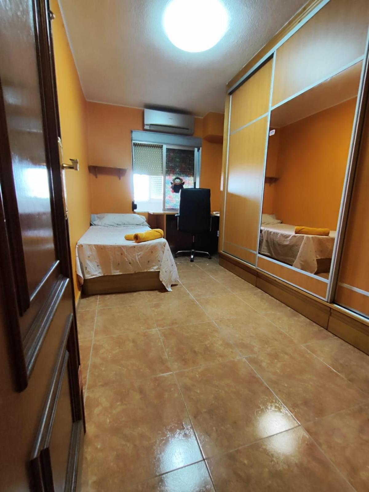 Valencia Avenida Del Puerto Private Rooms Bagian luar foto